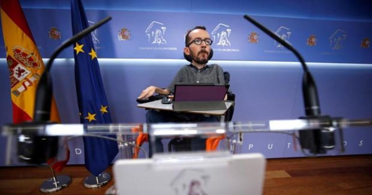 El portavoz de Podemos, Pablo Echenique, durante una rueda de prensa