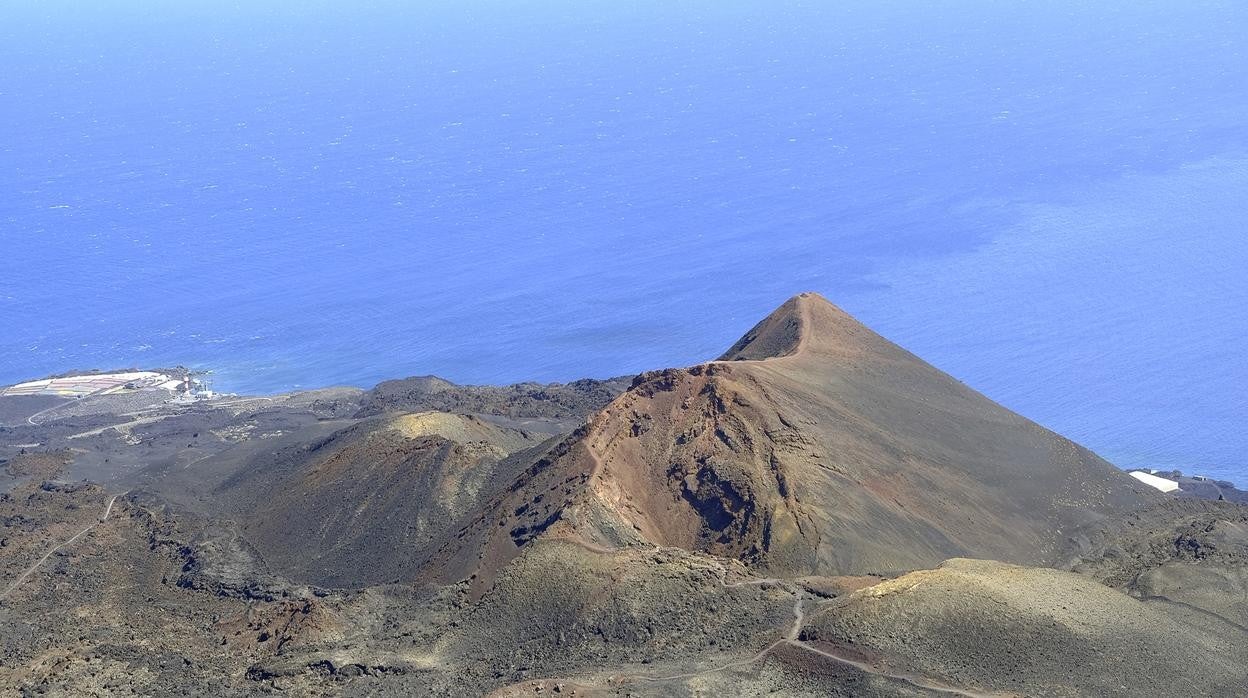 Vista general de uno de los volcanes de Cumbre Vieja, una zona al sur de la isla que podría verse afectada por una posible erupción volcánica