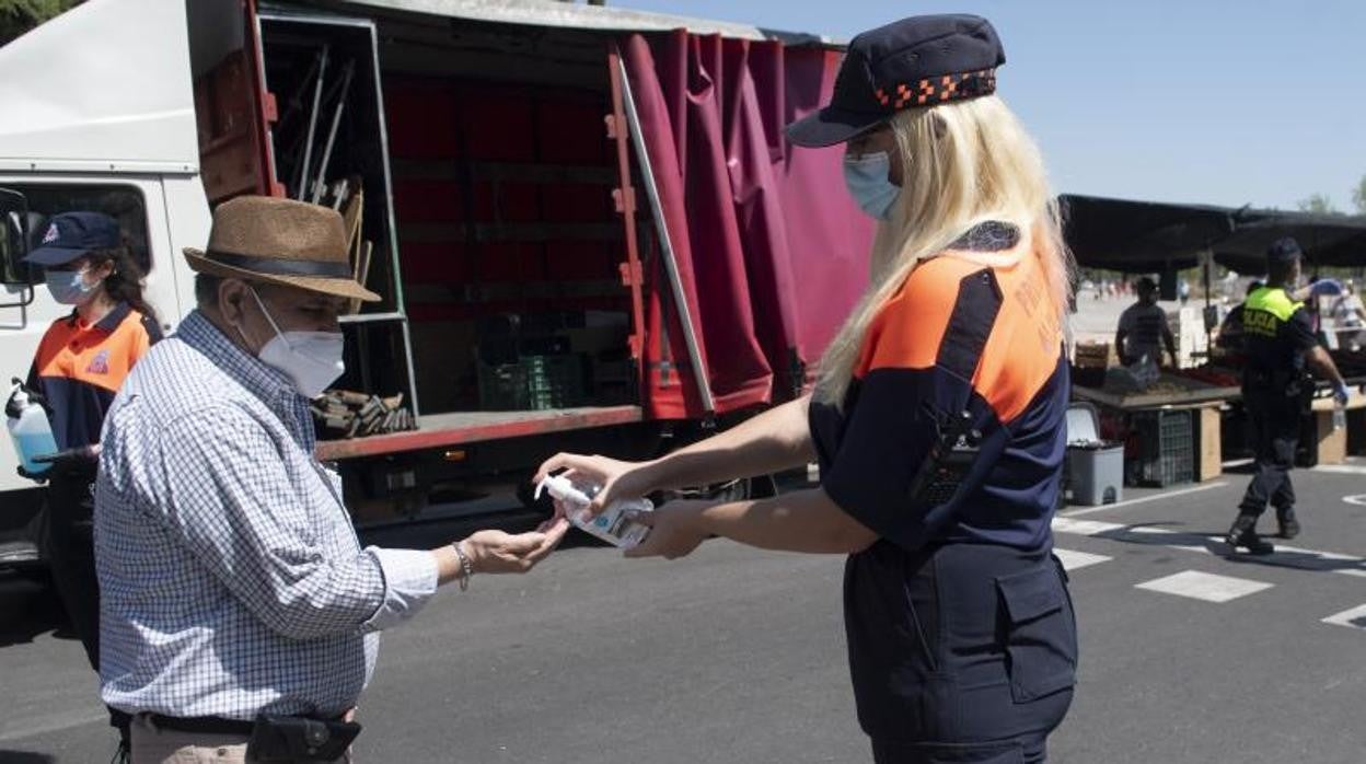 Reparto de gel hidroalcohólico en un mercadillo