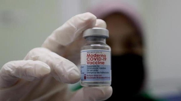 La vacuna de Moderna es más efectiva contra la  hospitalización que la de Pfizer, según los CDC