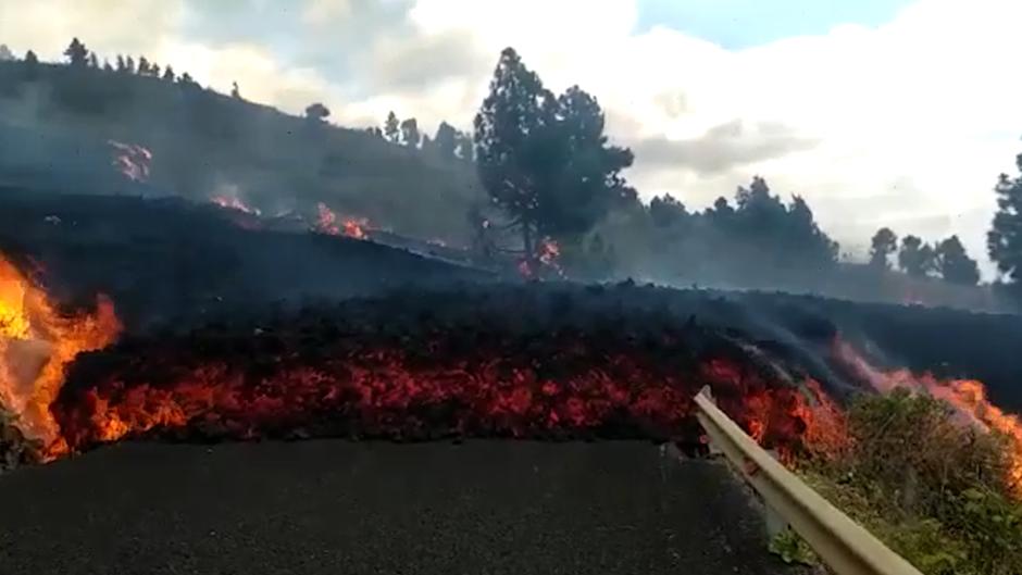 La lava del volcán Cumbre Vieja avanza tras la erupción