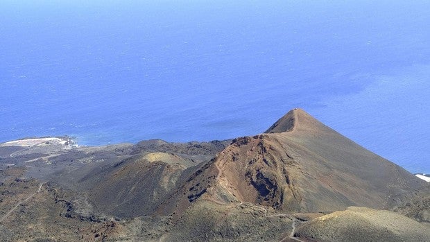 El Cabildo de La Palma cierra senderos y suspende la caza menor en los municipios en alerta por riesgo volcánico