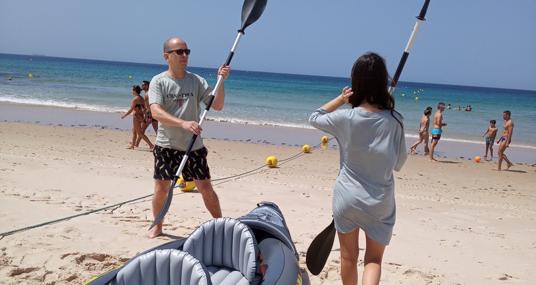 Eduardo y su hija Sara, practicando para disfrutar de una aventura en kayak