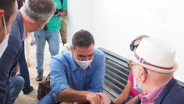 Pedro Sánchez visita la zona afectada tras la erupción del volcán de La Palma: «Nadie se quedará atrás»