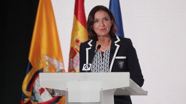 Reyes Maroto aboga por que el «espectáculo maravilloso» del volcán de La Palma sirva de «reclamo» turístico