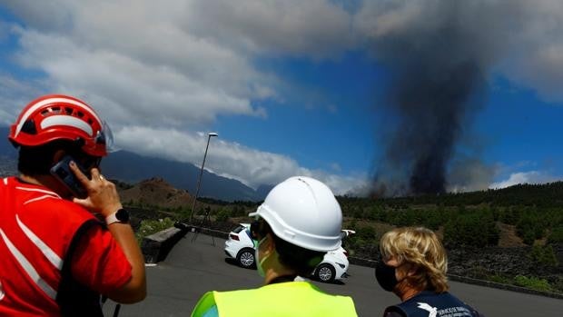 «El volcán puede seguir expulsando lava durante días y llevarse fincas por delante»