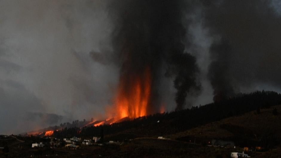 La lava avanza en la isla de La Palma tras la erupción del volcán de Cumbre Vieja