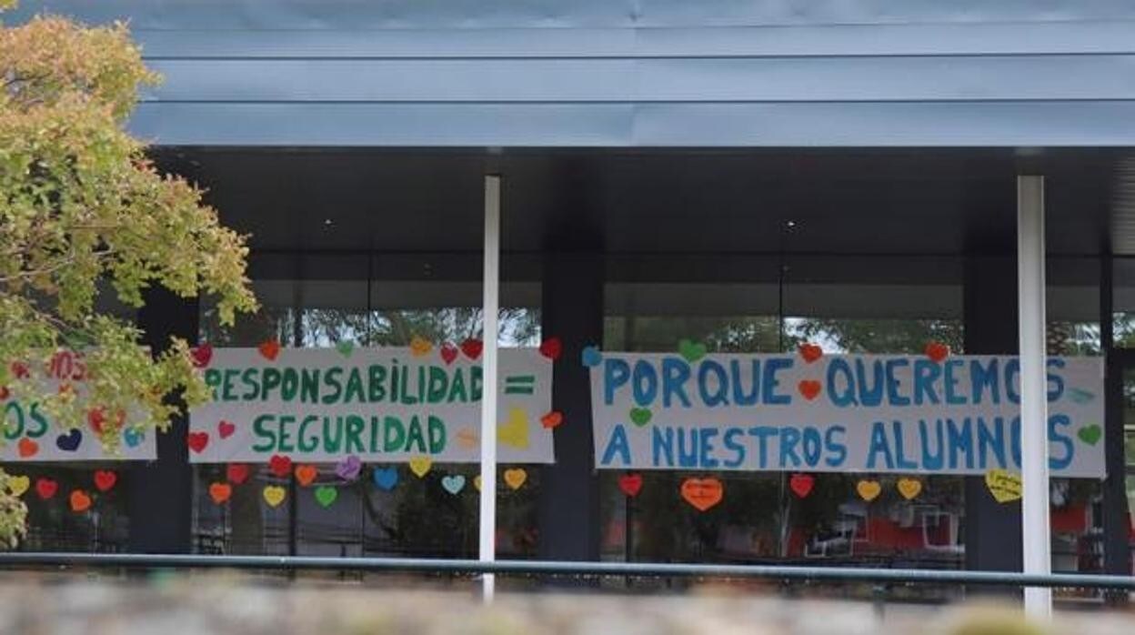 Pancartas en la fachada del colegio Alba Plata de Cáceres