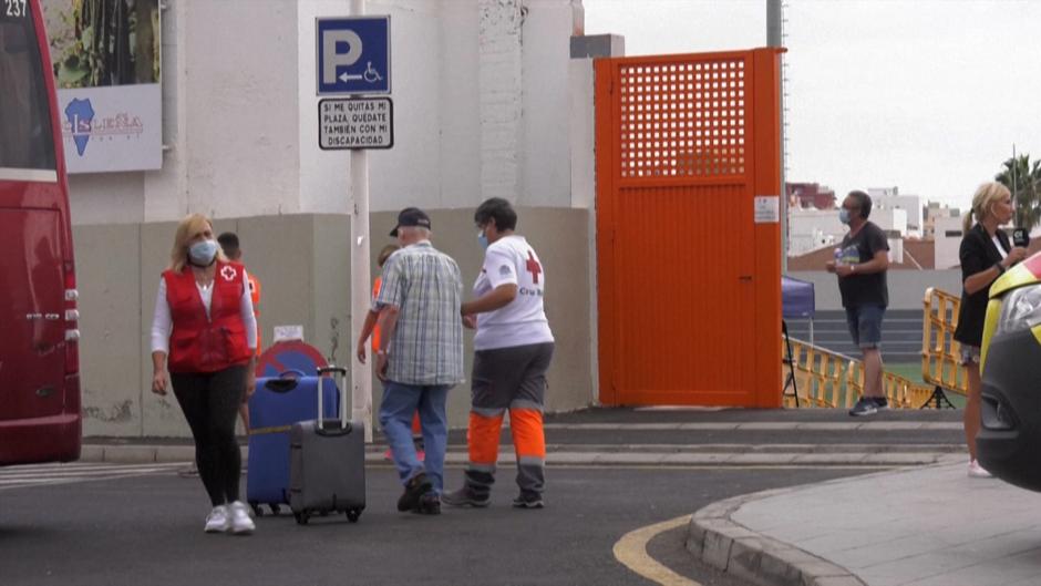 Evacuados en La Palma: «Nos duele por toda nuestra gente, tantos amigos que han perdido todo»