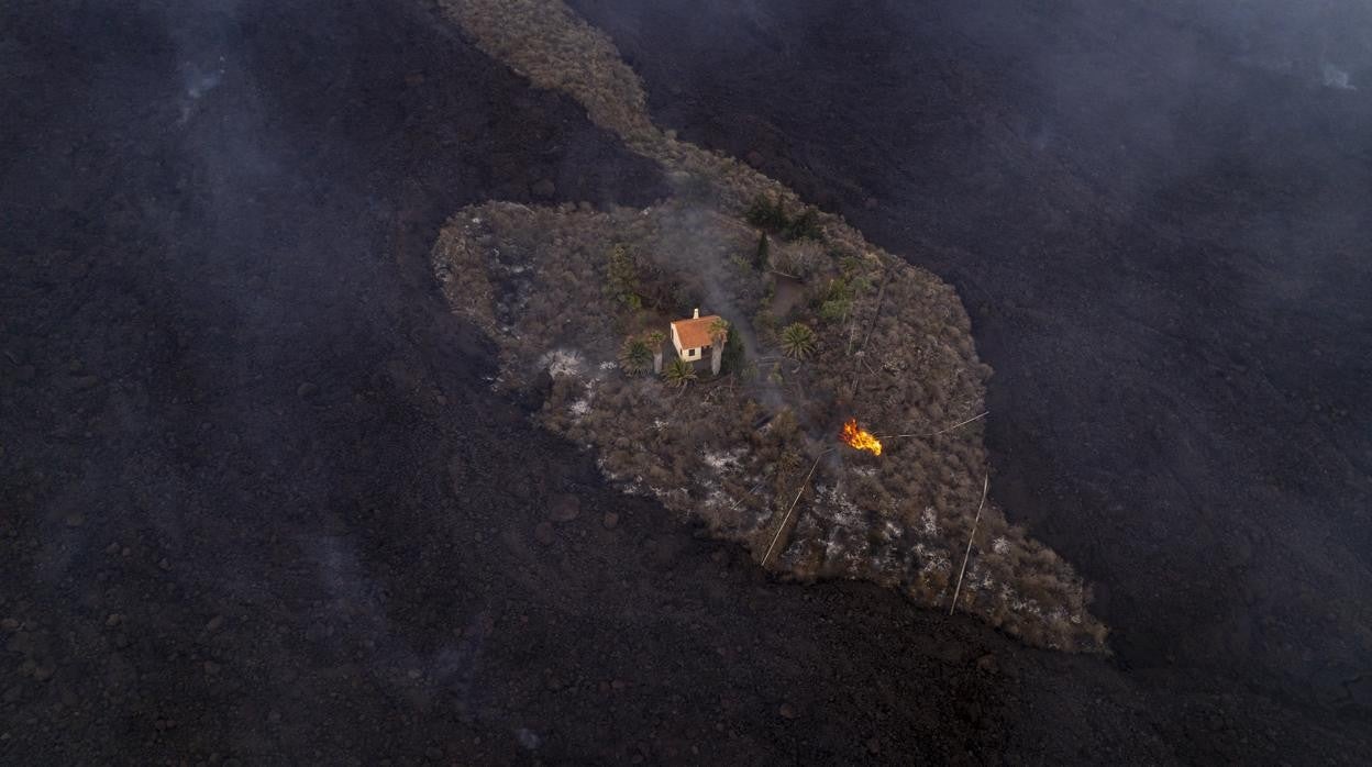 Una casa se salva in extremis de ser destrozada por la lava del volcán de La Palma