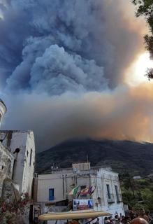 Así es la vida al lado del volcán Estrómboli, en  permanente actividad
