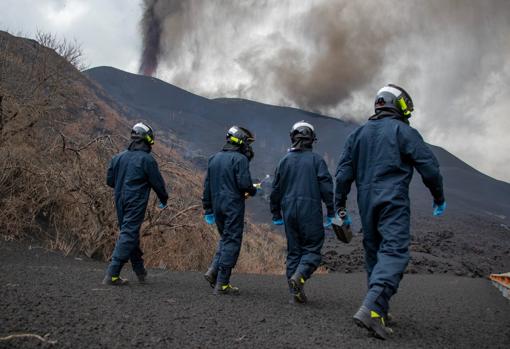 Cuatro militares del Gietma de la UME, con el volcán en el horizonte cercano