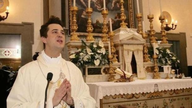 Arrestado un sacerdote italiano por tráfico de droga y festines ocultando ser seropositivo