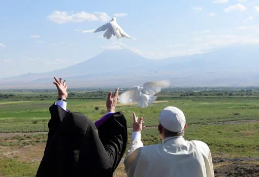 El Papa Francisco y el patriarca armenio Karekin II sueltan dos palomas frente al Monte Ararat