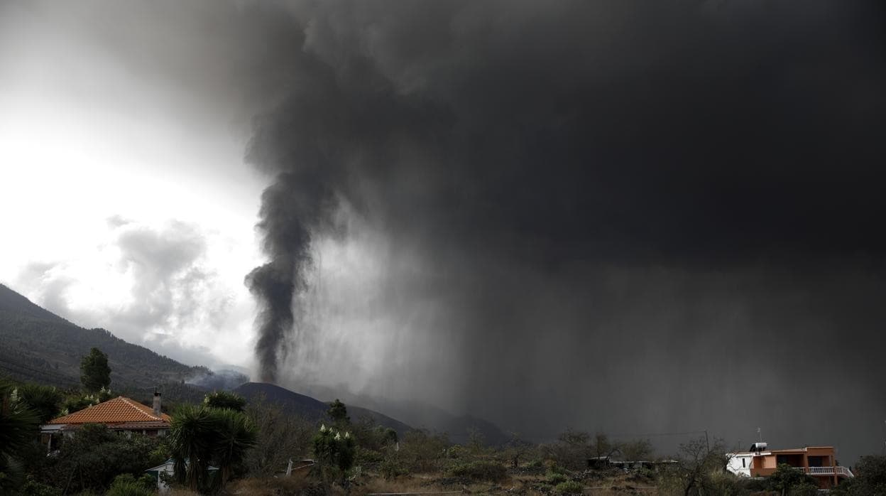 La nube de ceniza y dióxido de azufre que expulsa el volcán de La Palma