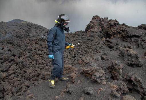 Un militar de UME mide la toxicidad de los gases. Por ahora, sin anomalías destacables