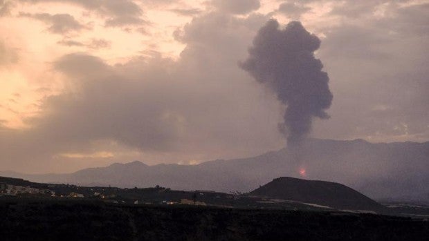 Las posibles causas con las que los expertos explican el parón momentáneo de la emisión de lava del volcán