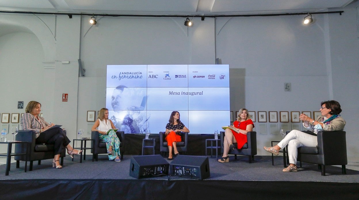 Imagen de la primera mesa redonda del foro Andalucía en Femenino