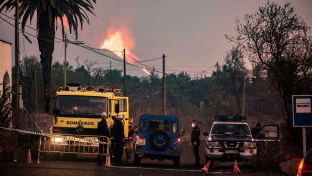 Una nueva boca expulsa otra lengua de lava y enciende las alarmas en La Palma