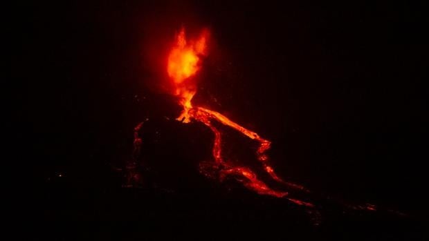 Un derrumbe parcial del cono del volcán provoca un aumento del caudal de lava