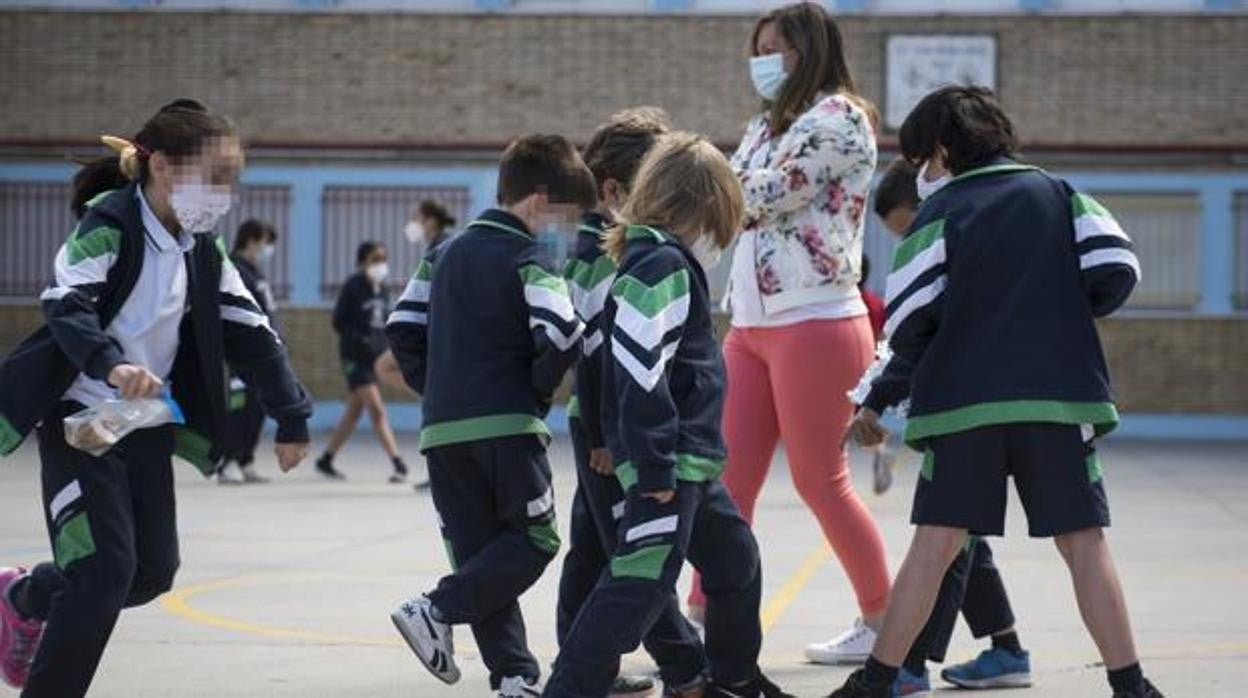 Niños jugando en el recreo en el colegio concertado Montpellier