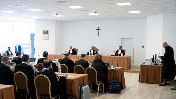 La defensa del cardenal Becciu y los otros nueve acusados acorrala a los fiscales del Vaticano