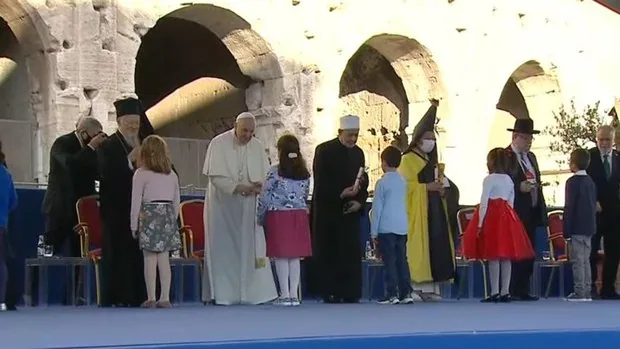 El Papa y los líderes de las religiones mundiales prometen ante el Coliseo «caminar juntos por la paz»