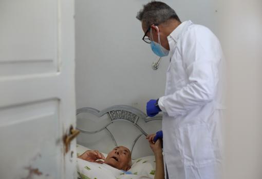 El doctor Carlos atiende a Amable en su casa de la montaña orensana