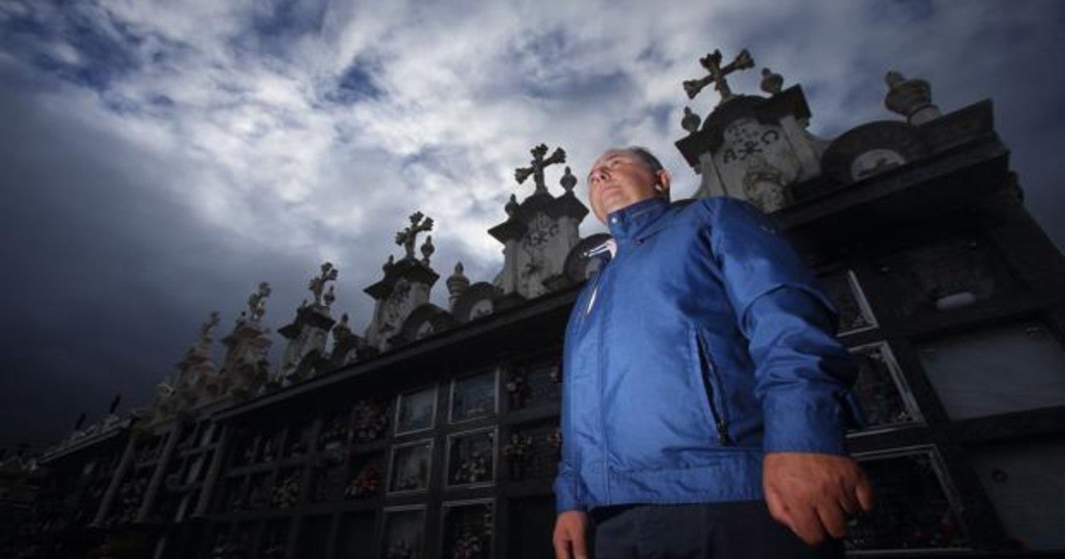 El párroco de Mazaricos, Xosé Manuel, en el cementerio de una de las parroquias en las que da misa