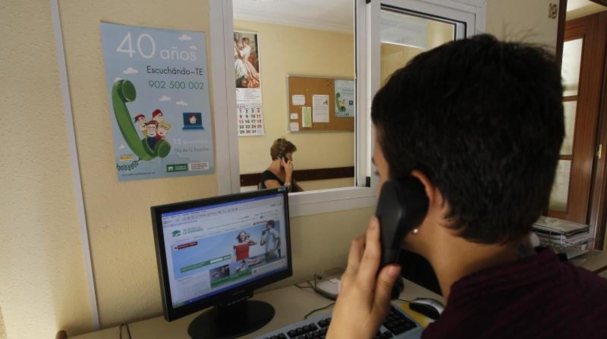 Una psicóloga atiende en el teléfono de la Esperanza, uno de los servicios públicos y gratuitos que atiende el sufrimiento emocional