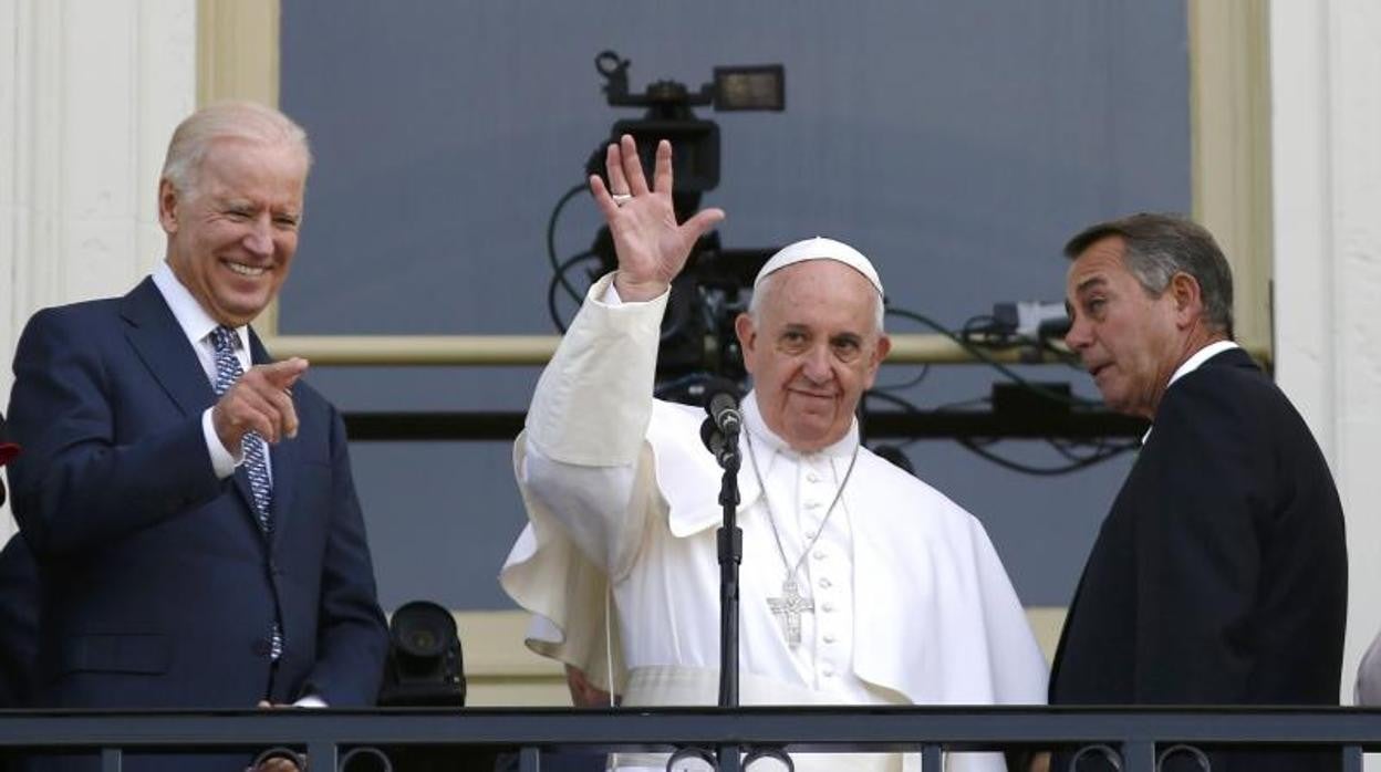 Biden y Francisco durante una visita a Washington en 2015