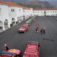 Cuarenta militares del Ejército de Tierra se suman a la retirada de cenizas de tejados y azoteas en La Palma