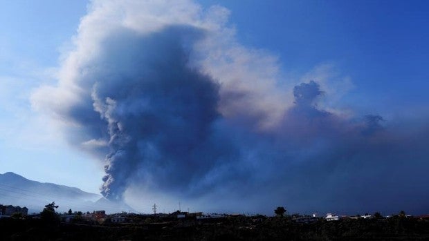 El volcán está lejos de apagarse: ordenan nuevas evacuaciones y se produce un nuevo desborde en su cono