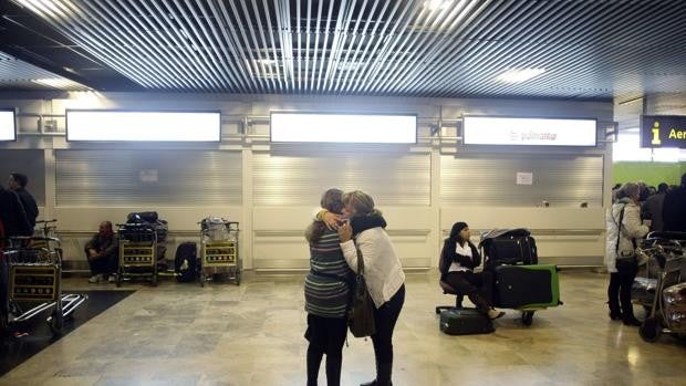 Vuelven los abrazos de despedida en los aeropuertos