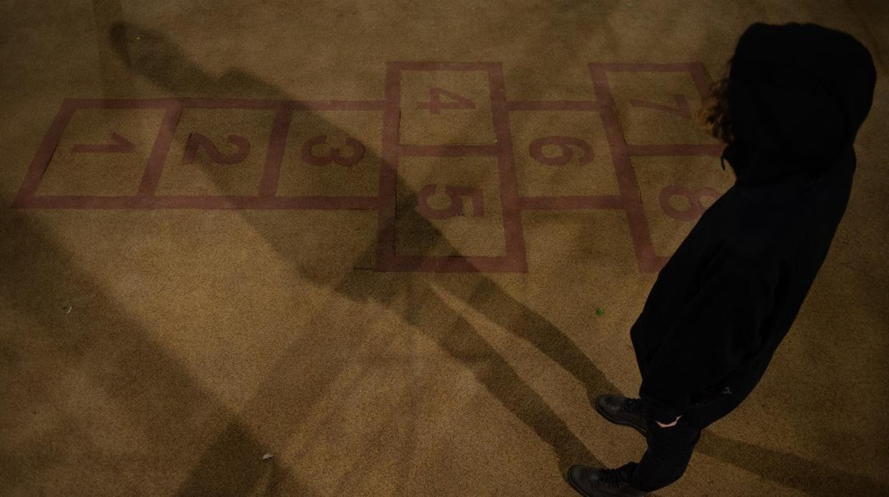 Como en la ‘rayuela’, el ‘juego del calamar’ traza en el suelo un circuito de círculos y triángulos