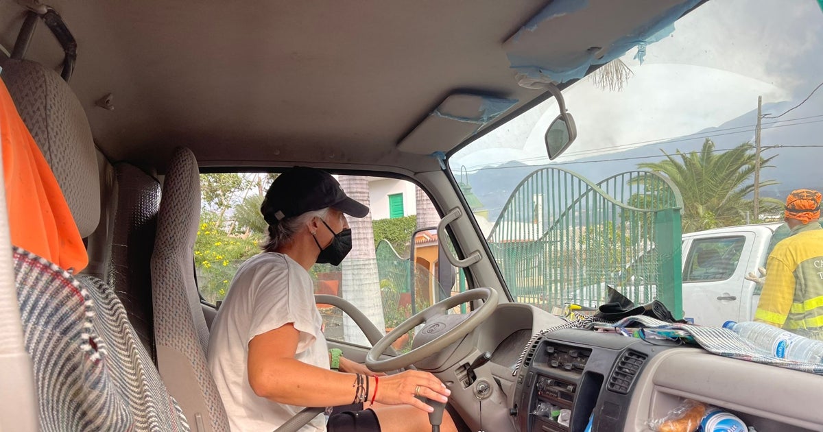 Mari Cruz Díaz Acosta, en primer plano con camiseta negra