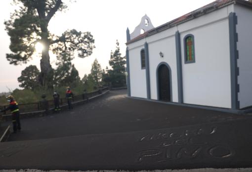 Ceniza del volcán en la ermita del Parque Nacional de la Caldera de Taburiente