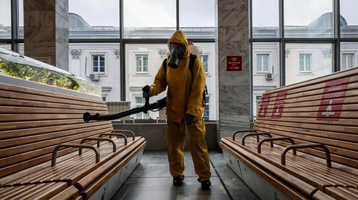 Un trabajador realiza trabajos de desinfección en la estación de tren de Leningradsky, Moscú