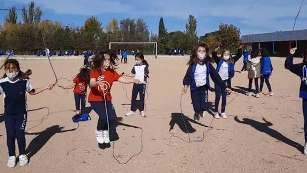 La mascarilla dejará de ser obligatoria en el patio de los colegios de algunas comunidades autónomas