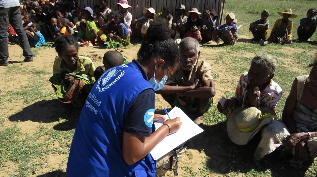 Un miembro del Programa Mundial de Alimentos conversa con algunos ancianos de Madagascar sobre la sequía