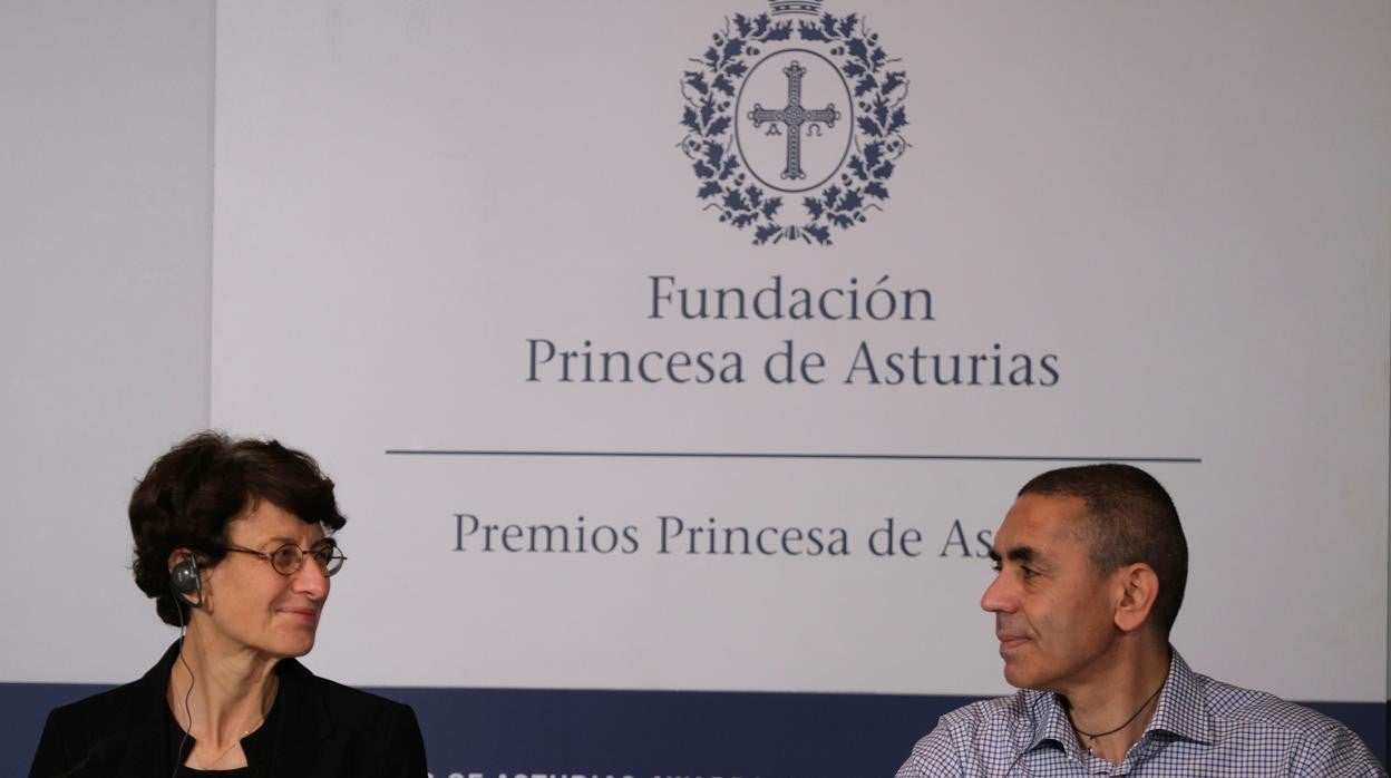 Ozlem Tureci (izquierda) y Ugur Sahin (derecha), durante la rueda de prensa que dieron en Oviedo antes de recoger el Premio Princesa de Asturias de Investigacuión