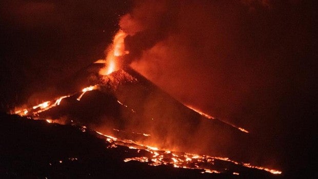 Aumentan los terremotos en La Palma y una nueva colada se dirige al sur