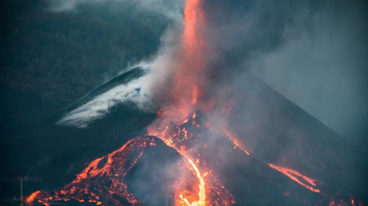 Colada de lava por el cono secundario del volcán de La Palma