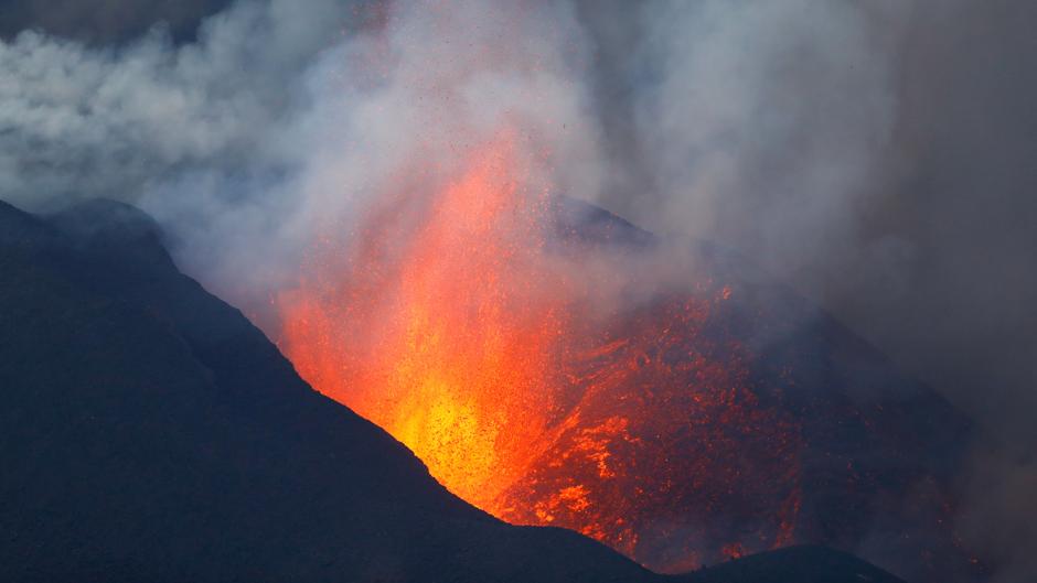 La lava afecta ya a más de 908 hectáreas en La Palma