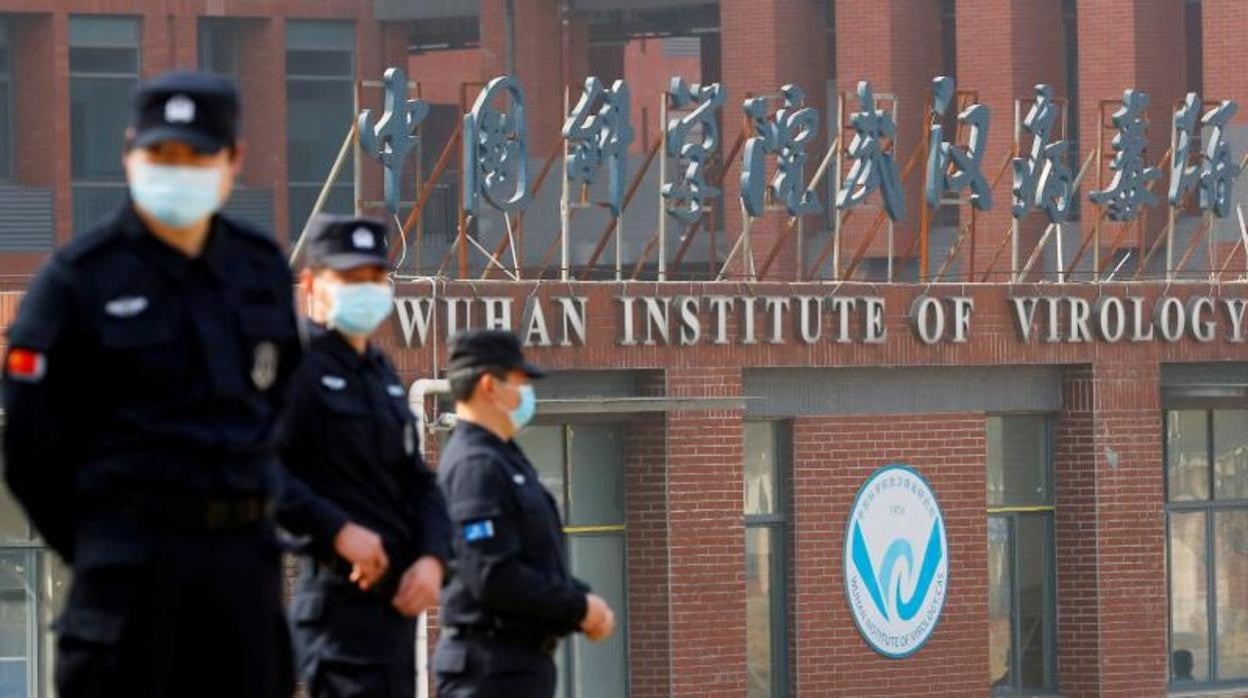 Personal de seguridad vigila fuera del Instituto de Virología de Wuhan durante la visita del equipo de la Organización Mundial de la Salud (OMS) encargado de investigar los orígenes del Covid-19