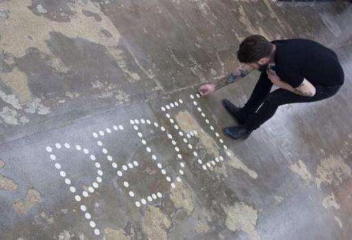 Abel Azcona escribió 'pederastia' con 242 formas consagradas