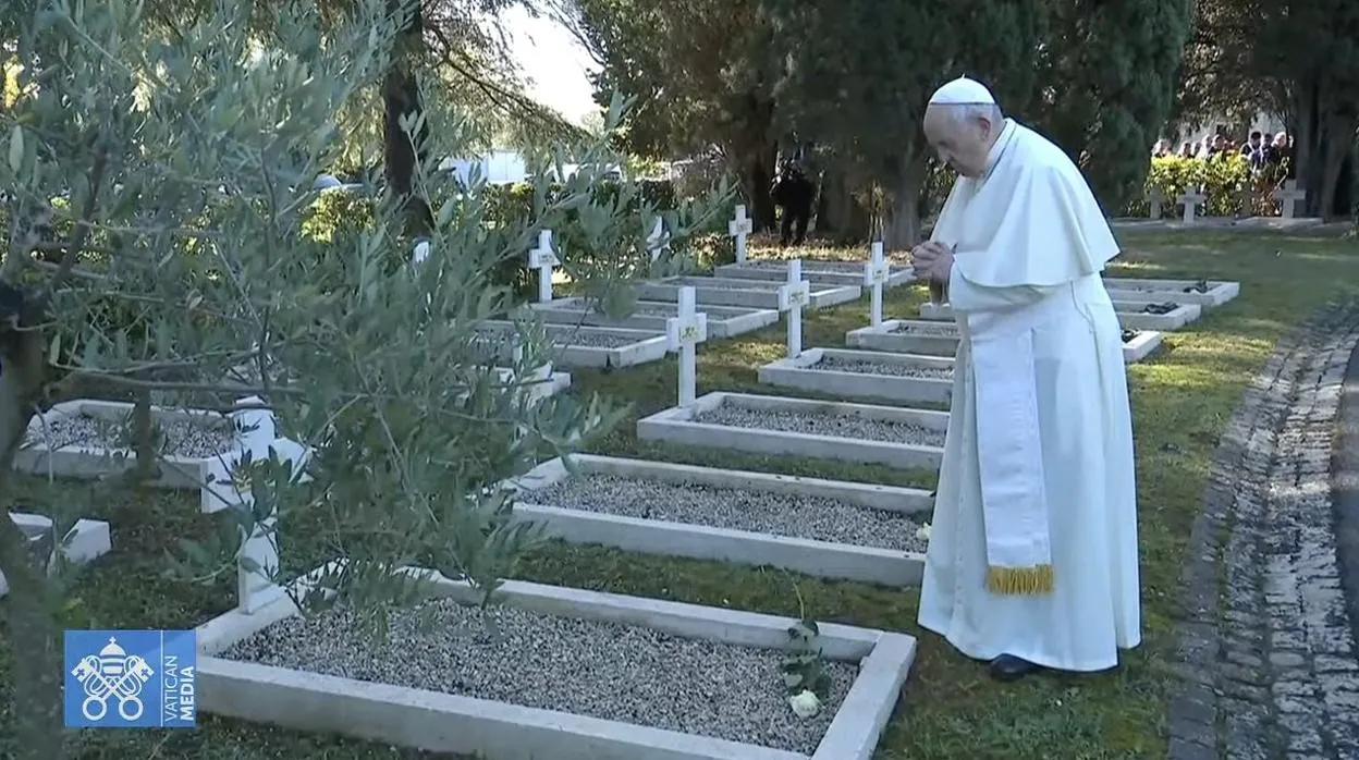 El Papa Francisco en el Cementerio Militar Francés