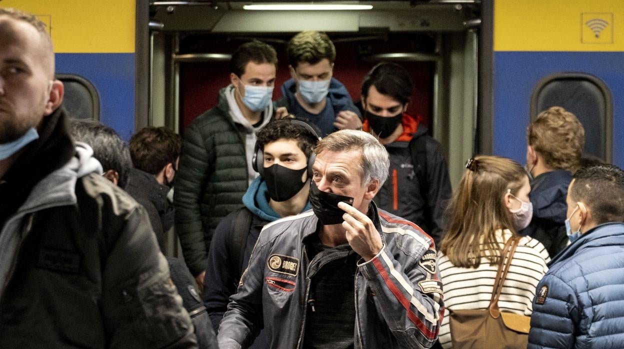 Viajeros con mascarilla en la estación central de Utrecht