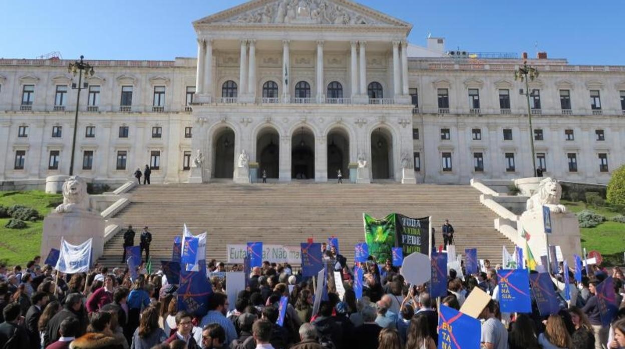 Imagen de archivo de protestas en el exterior del Parlamento portugués