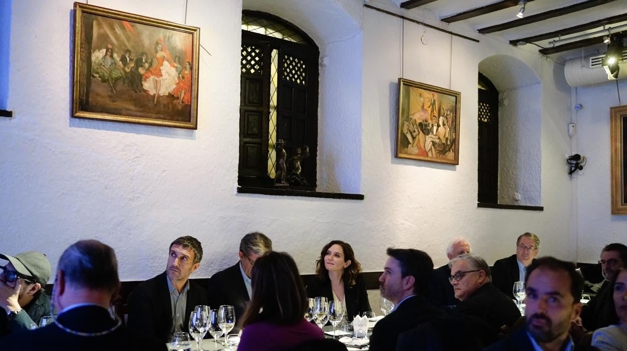 La presidenta de la Comunidad de Madrid, Isabel Díaz Ayuso, junto con el Director General Editorial de Vocento, Fernando Belzunce, durante la cena de clausura del V Congreso de Editores de Medios Unión Europea-América Latina